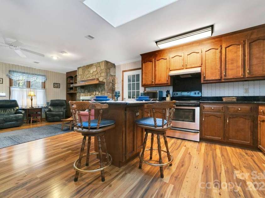207 Aberdeen Lane, Pisgah Forest, NC 28768.  MLS# CAR4249386, YatesRealty ID 19704. Breakfast Bar