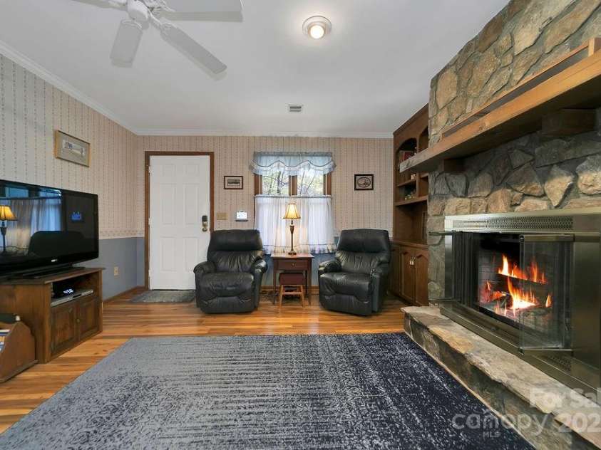 207 Aberdeen Lane, Pisgah Forest, NC 28768.  MLS# CAR4249386, YatesRealty ID 19704. Den