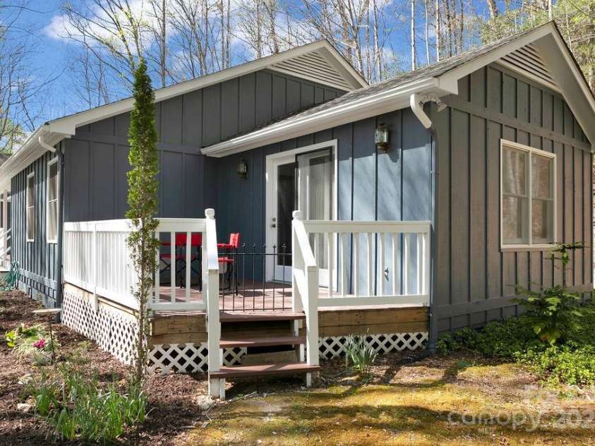 207 Aberdeen Lane, Pisgah Forest, NC 28768.  MLS# CAR4249386, YatesRealty ID 19704. Side Deck