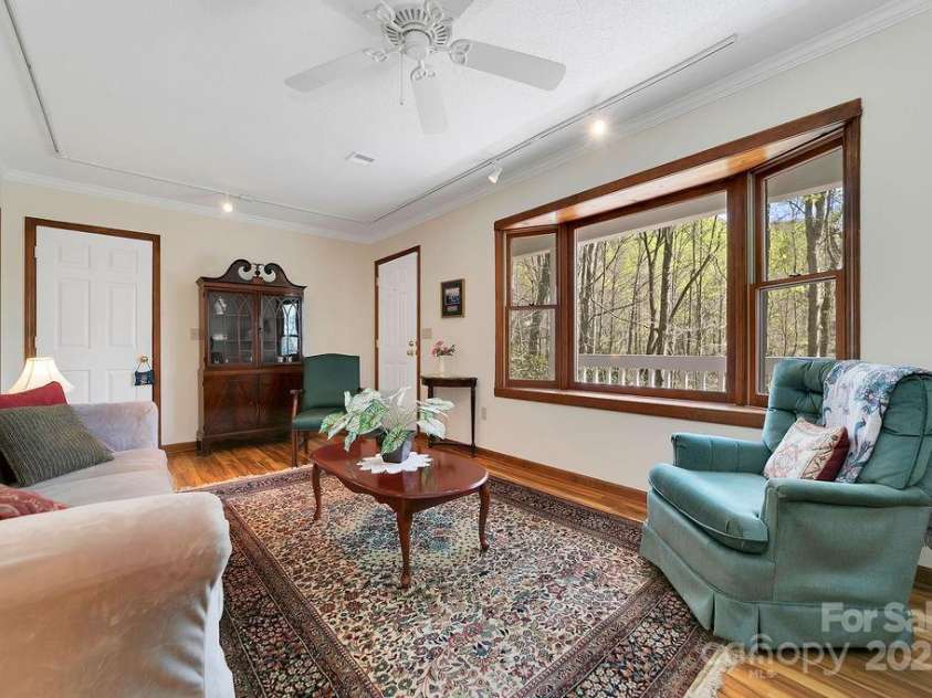 207 Aberdeen Lane, Pisgah Forest, NC 28768.  MLS# CAR4249386, YatesRealty ID 19704. Welcoming Livingroom