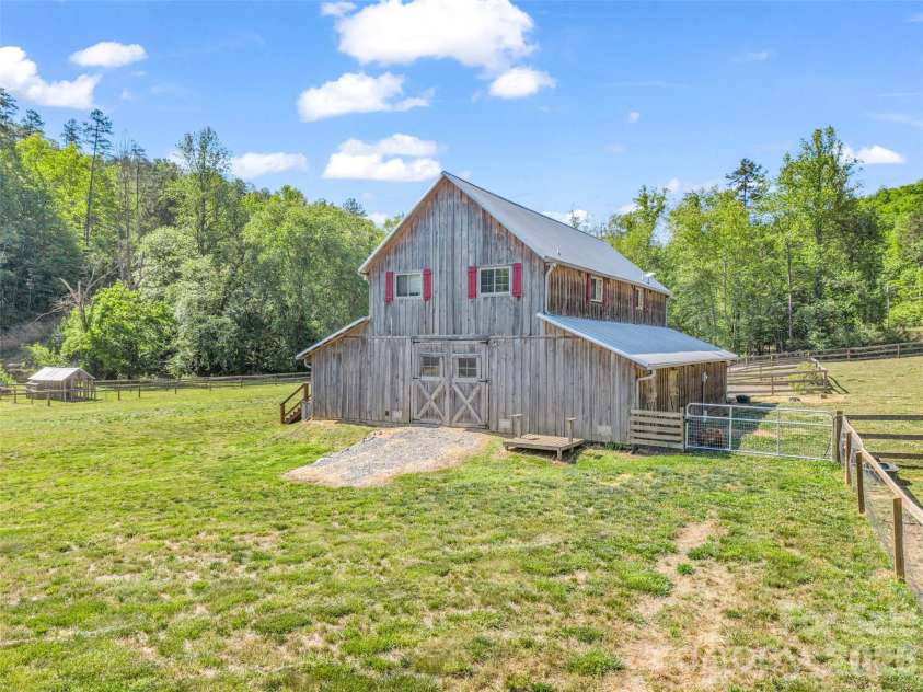 400 Calhoun Trail, Rutherfordton, NC 28139.  MLS# CAR4378977, YatesRealty ID 19709. 