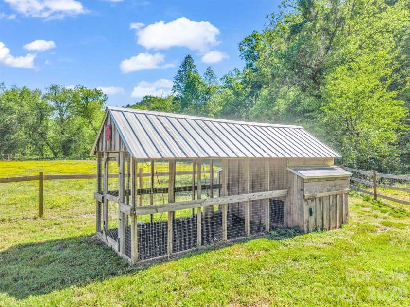 400 Calhoun Trail, Rutherfordton, NC 28139.  MLS# CAR4378977, YatesRealty ID 19709. 