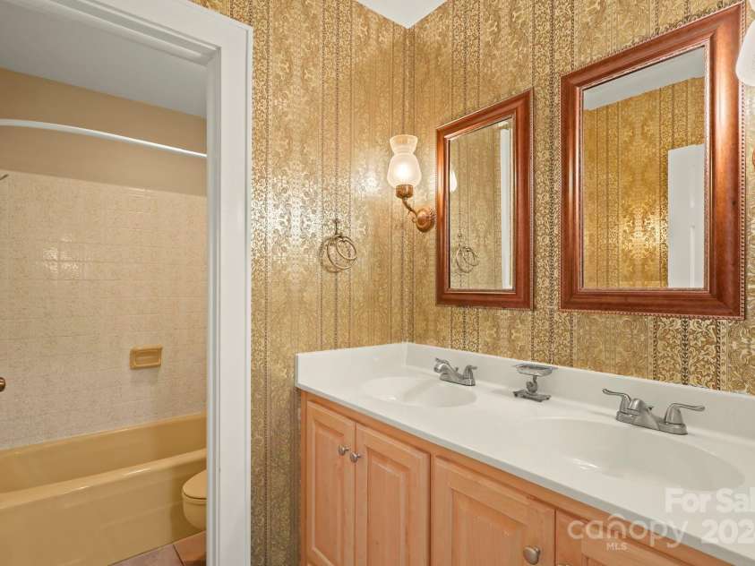 1018 Randolph Circle, Lenoir, NC 28645.  MLS# CAR4197150, YatesRealty ID 1971. 