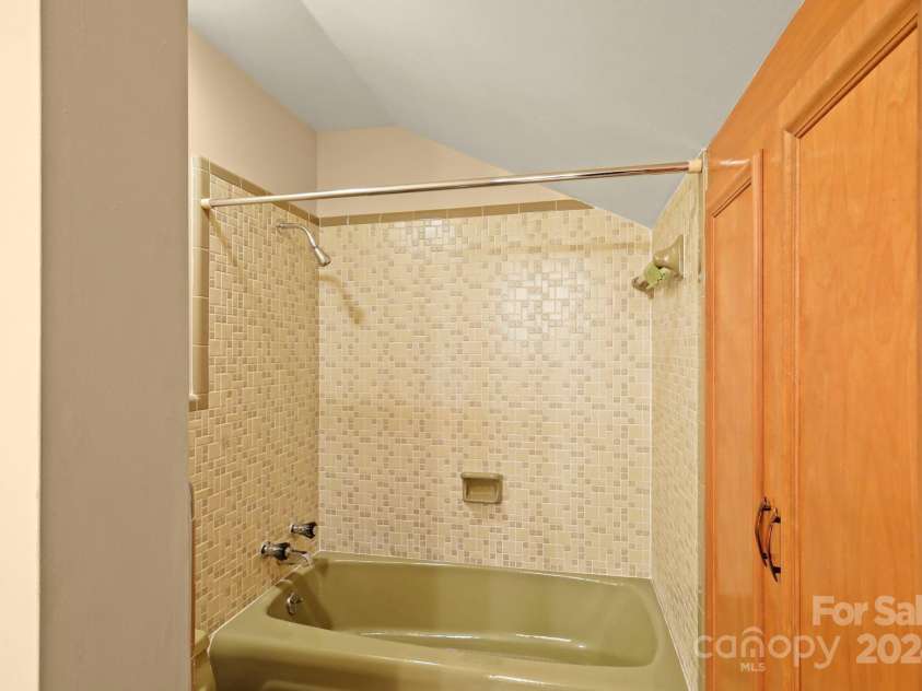 1018 Randolph Circle, Lenoir, NC 28645.  MLS# CAR4197150, YatesRealty ID 1971. 