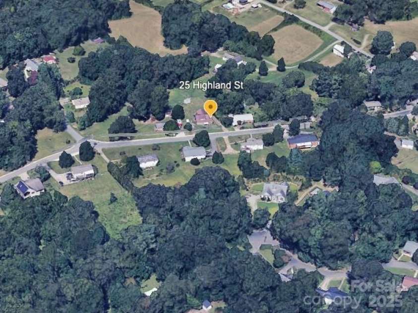 25 Highland Street, Weaverville, NC 28787.  MLS# CAR4322987, YatesRealty ID 1971. 