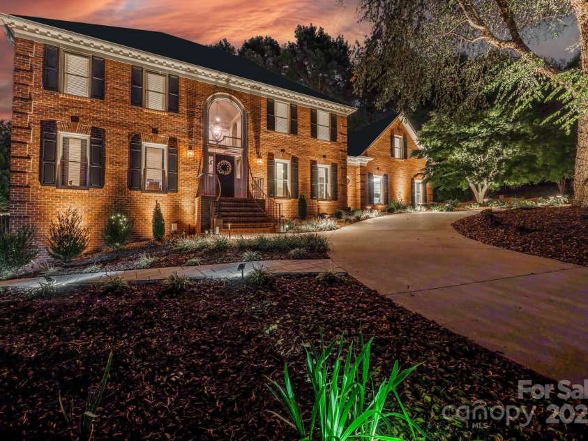 555 19th Avenue Lane, Hickory, NC 28601.  MLS# CAR4306912, YatesRealty ID 1971. 