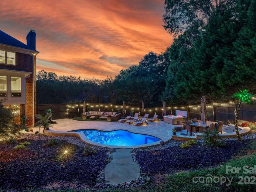 555 19th Avenue Lane, Hickory, NC 28601.  MLS# CAR4306912, YatesRealty ID 1971. 