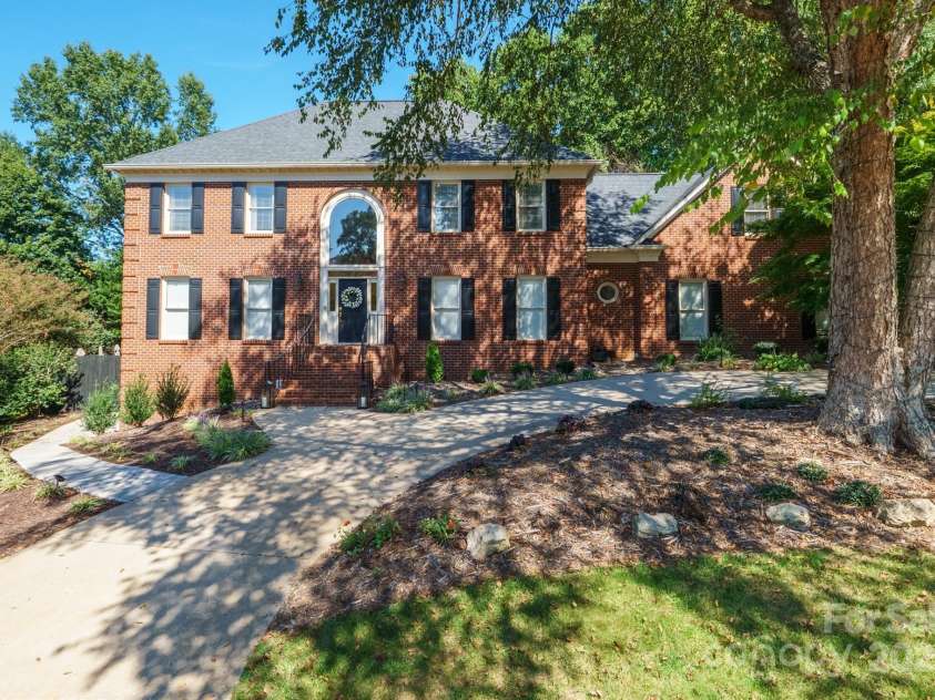 555 19th Avenue Lane, Hickory, NC 28601.  MLS# CAR4306912, YatesRealty ID 1971. 