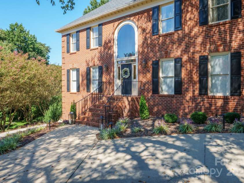 555 19th Avenue Lane, Hickory, NC 28601.  MLS# CAR4306912, YatesRealty ID 1971. 
