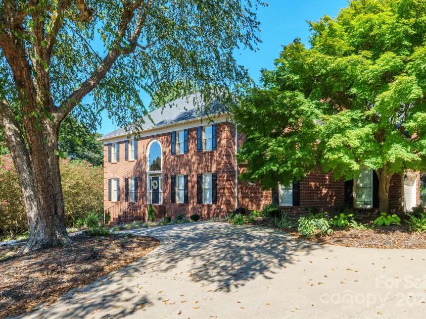 555 19th Avenue Lane, Hickory, NC 28601.  MLS# CAR4306912, YatesRealty ID 1971. 