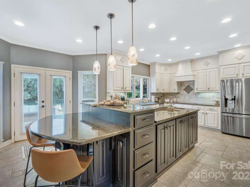 555 19th Avenue Lane, Hickory, NC 28601.  MLS# CAR4306912, YatesRealty ID 1971. 