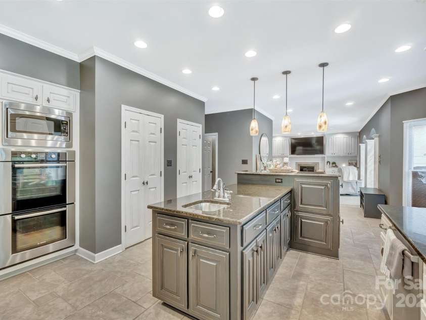 555 19th Avenue Lane, Hickory, NC 28601.  MLS# CAR4306912, YatesRealty ID 1971. 