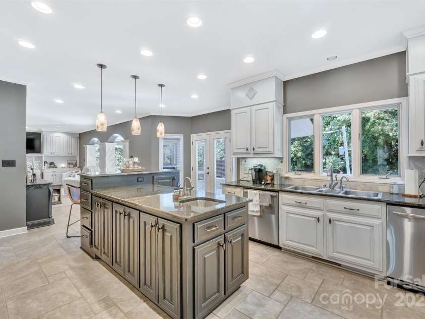 555 19th Avenue Lane, Hickory, NC 28601.  MLS# CAR4306912, YatesRealty ID 1971. 