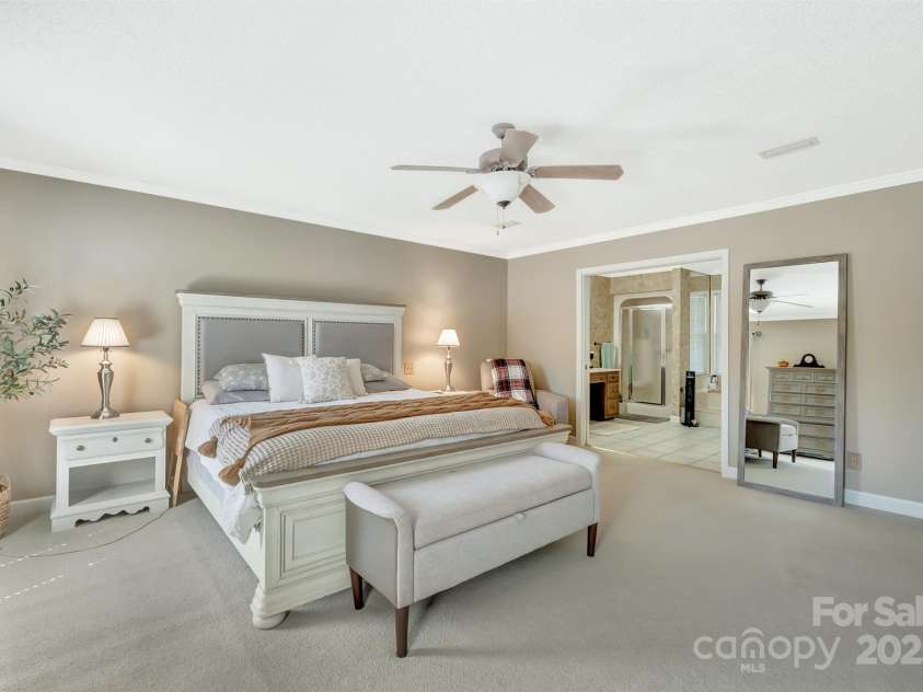 555 19th Avenue Lane, Hickory, NC 28601.  MLS# CAR4306912, YatesRealty ID 1971. 