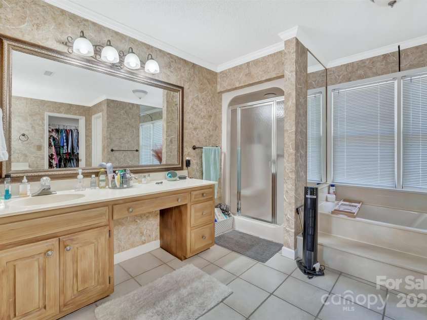 555 19th Avenue Lane, Hickory, NC 28601.  MLS# CAR4306912, YatesRealty ID 1971. 