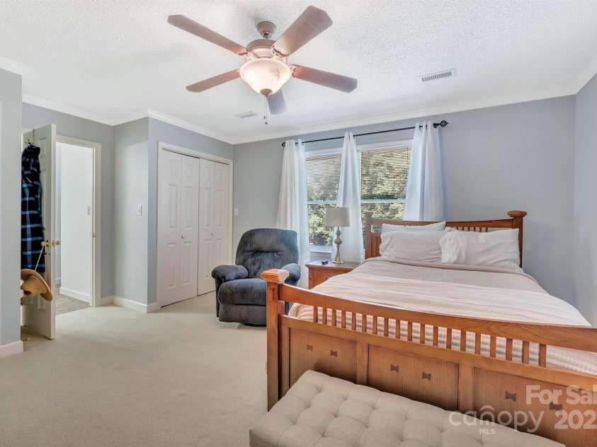 555 19th Avenue Lane, Hickory, NC 28601.  MLS# CAR4306912, YatesRealty ID 1971. 