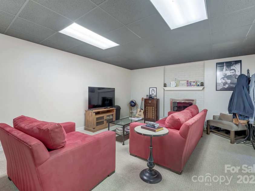 555 19th Avenue Lane, Hickory, NC 28601.  MLS# CAR4306912, YatesRealty ID 1971. 