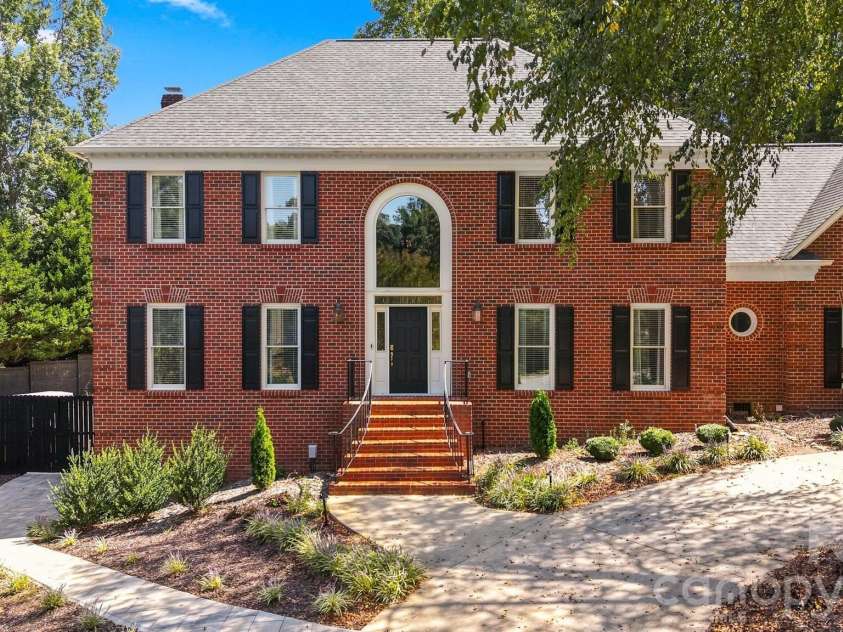 555 19th Avenue Lane, Hickory, NC 28601.  MLS# CAR4423464, YatesRealty ID 1971. 
