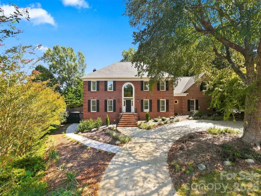 555 19th Avenue Lane, Hickory, NC 28601.  MLS# CAR4423464, YatesRealty ID 1971. 
