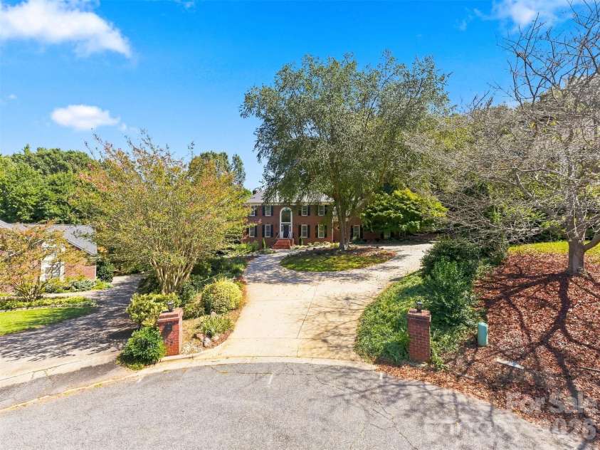 555 19th Avenue Lane, Hickory, NC 28601.  MLS# CAR4423464, YatesRealty ID 1971. 