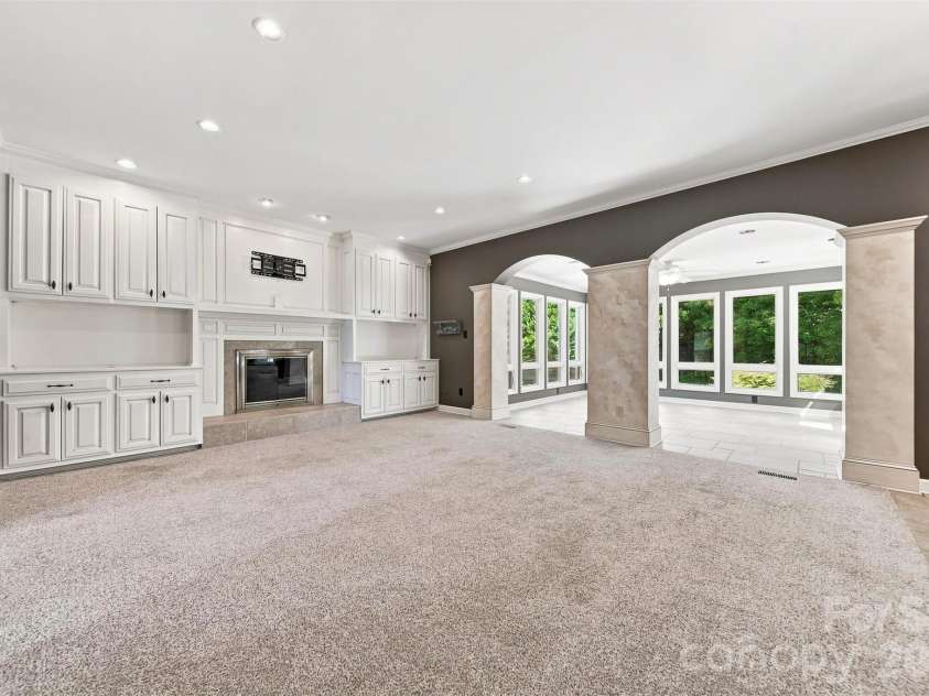555 19th Avenue Lane, Hickory, NC 28601.  MLS# CAR4423464, YatesRealty ID 1971. 
