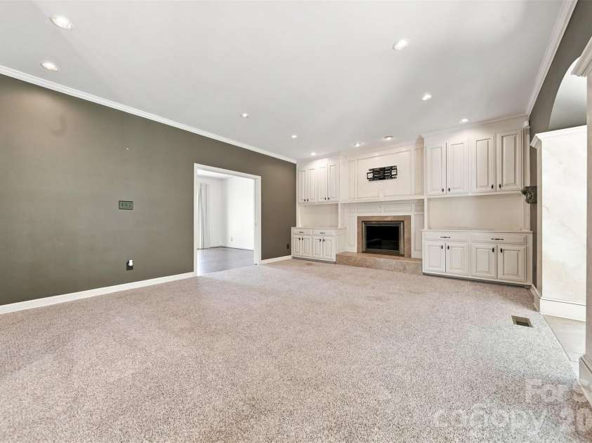 555 19th Avenue Lane, Hickory, NC 28601.  MLS# CAR4423464, YatesRealty ID 1971. 