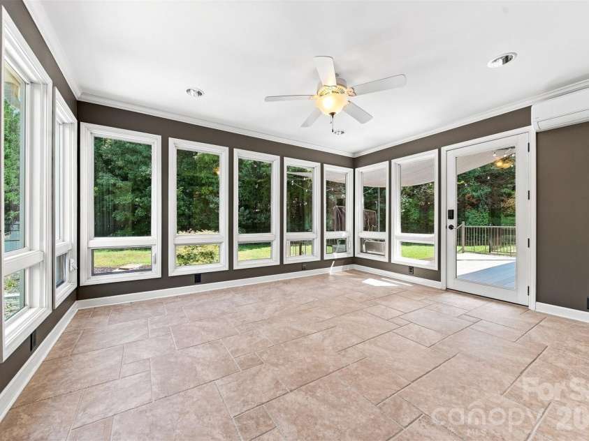 555 19th Avenue Lane, Hickory, NC 28601.  MLS# CAR4423464, YatesRealty ID 1971. 