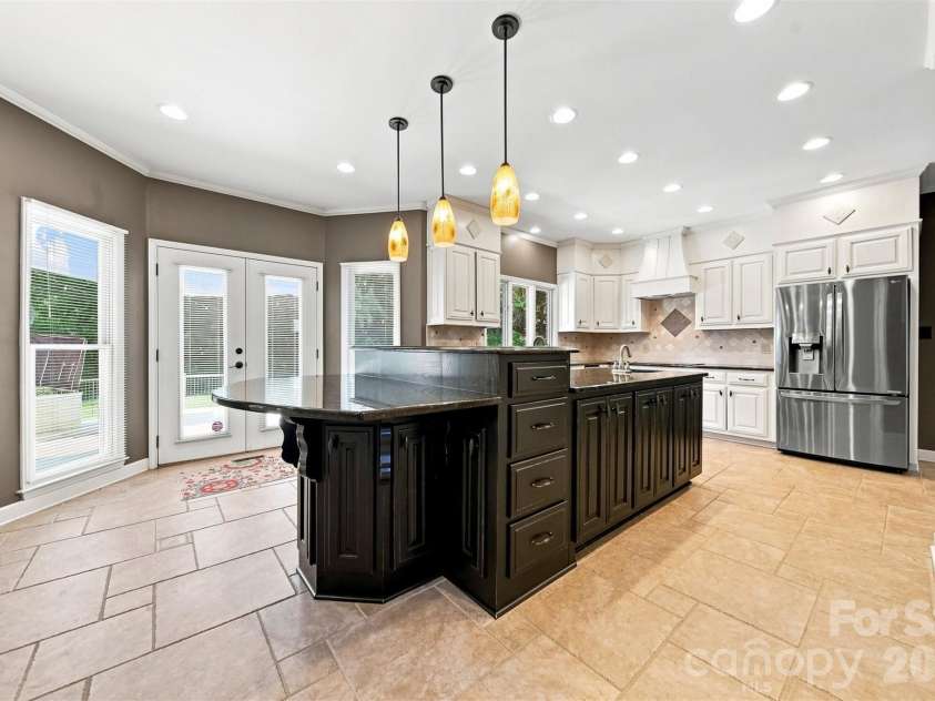 555 19th Avenue Lane, Hickory, NC 28601.  MLS# CAR4423464, YatesRealty ID 1971. 