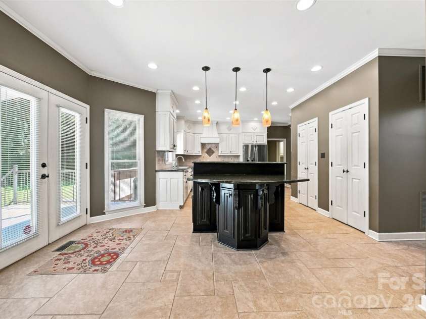 555 19th Avenue Lane, Hickory, NC 28601.  MLS# CAR4423464, YatesRealty ID 1971. 