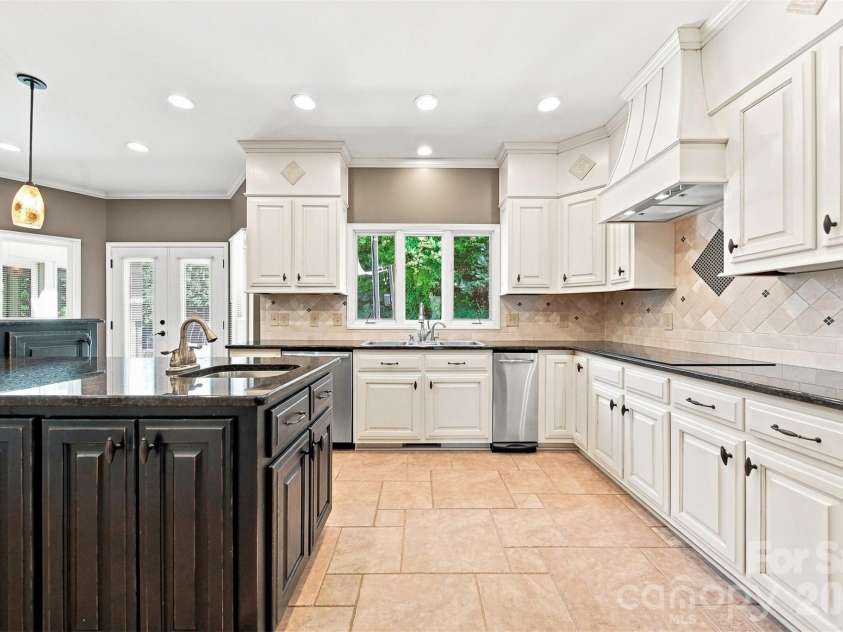 555 19th Avenue Lane, Hickory, NC 28601.  MLS# CAR4423464, YatesRealty ID 1971. 