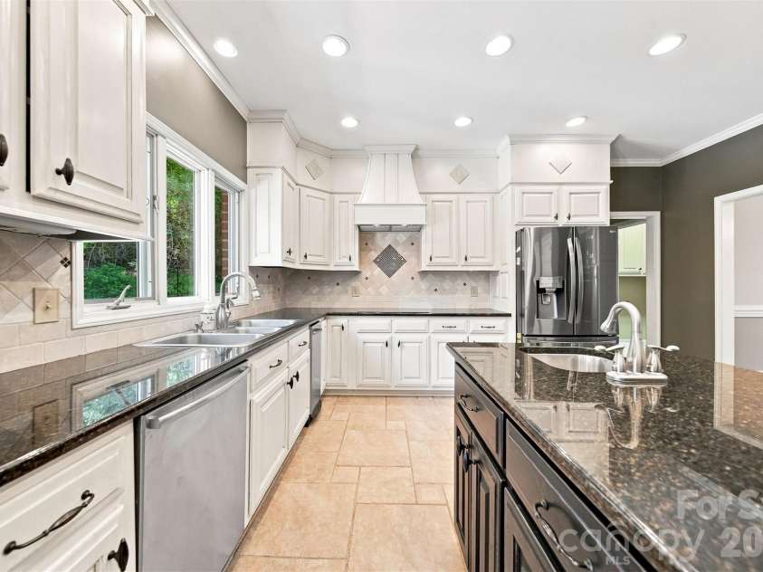 555 19th Avenue Lane, Hickory, NC 28601.  MLS# CAR4423464, YatesRealty ID 1971. 