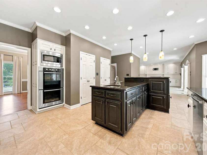 555 19th Avenue Lane, Hickory, NC 28601.  MLS# CAR4423464, YatesRealty ID 1971. 