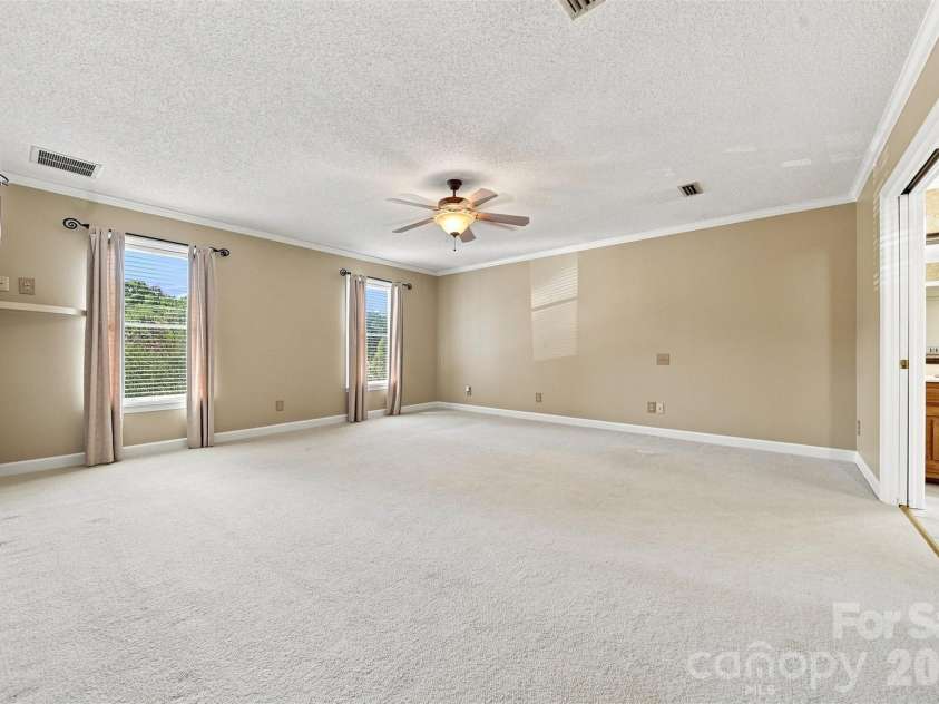 555 19th Avenue Lane, Hickory, NC 28601.  MLS# CAR4423464, YatesRealty ID 1971. 