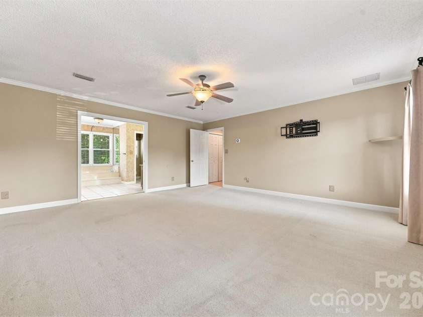 555 19th Avenue Lane, Hickory, NC 28601.  MLS# CAR4423464, YatesRealty ID 1971. 