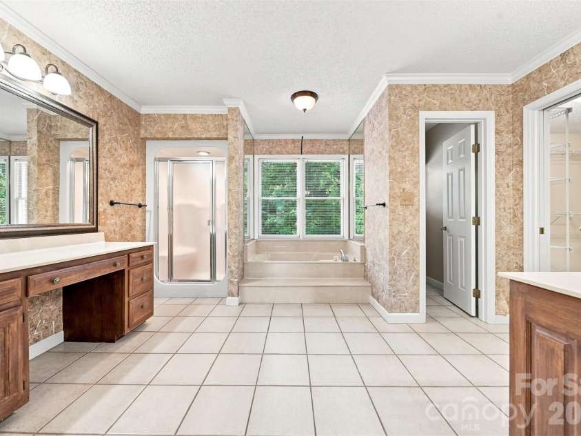 555 19th Avenue Lane, Hickory, NC 28601.  MLS# CAR4423464, YatesRealty ID 1971. 