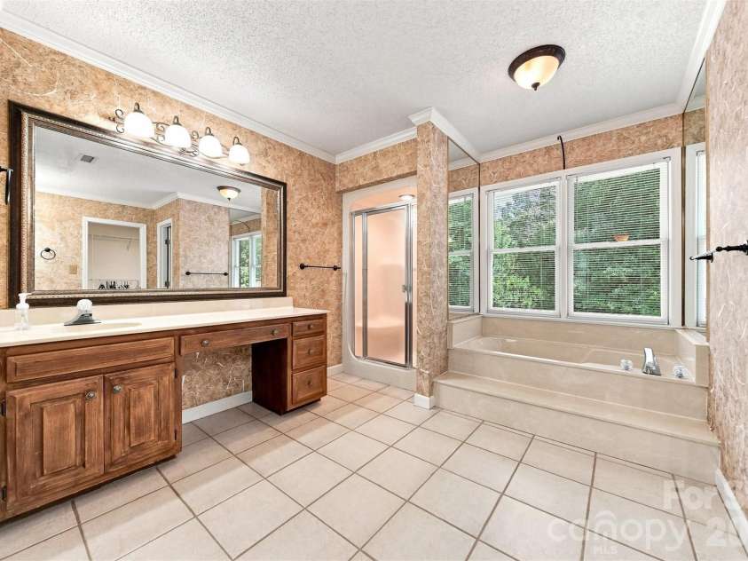 555 19th Avenue Lane, Hickory, NC 28601.  MLS# CAR4423464, YatesRealty ID 1971. 