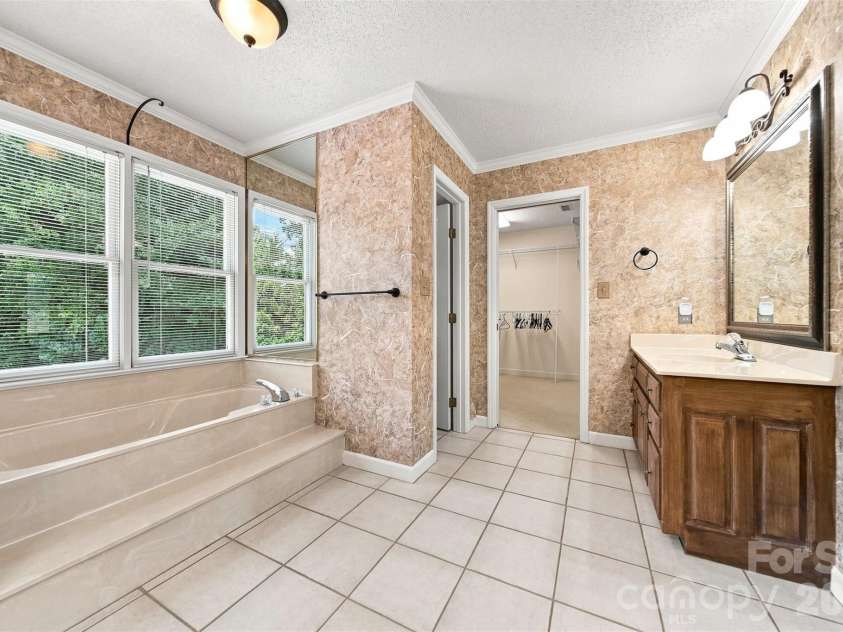 555 19th Avenue Lane, Hickory, NC 28601.  MLS# CAR4423464, YatesRealty ID 1971. 