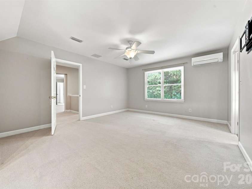 555 19th Avenue Lane, Hickory, NC 28601.  MLS# CAR4423464, YatesRealty ID 1971. 