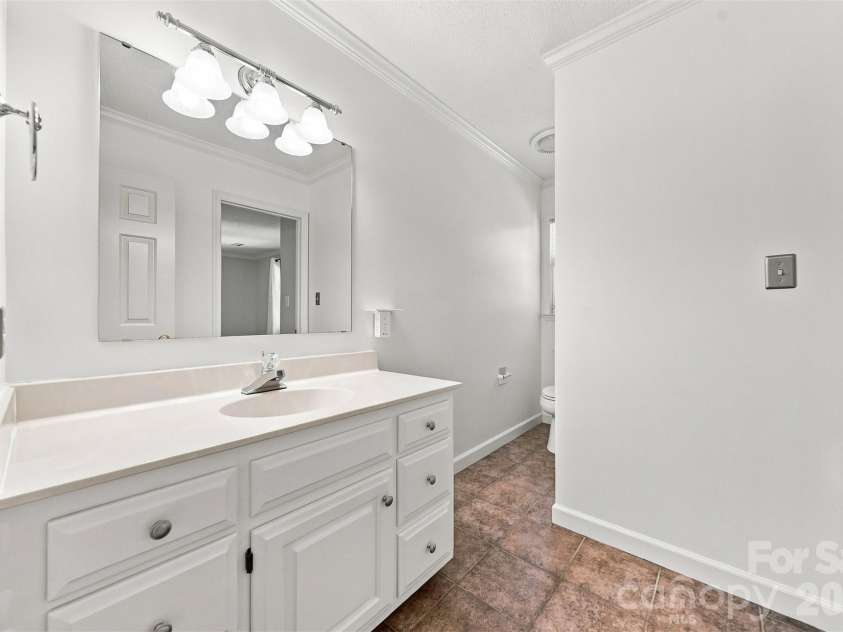 555 19th Avenue Lane, Hickory, NC 28601.  MLS# CAR4423464, YatesRealty ID 1971. 