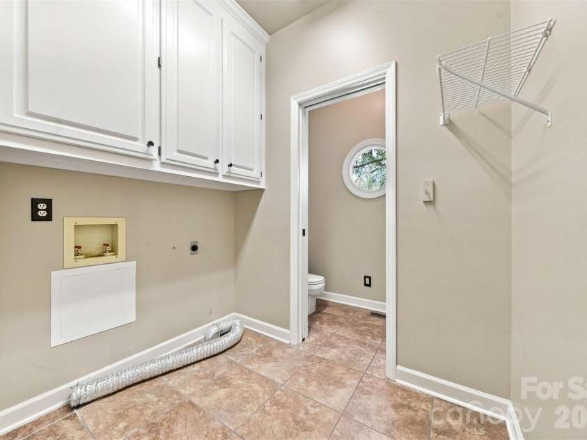 555 19th Avenue Lane, Hickory, NC 28601.  MLS# CAR4423464, YatesRealty ID 1971. 