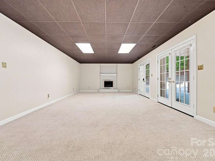 555 19th Avenue Lane, Hickory, NC 28601.  MLS# CAR4423464, YatesRealty ID 1971. 
