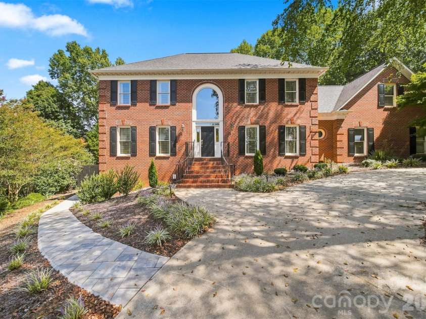555 19th Avenue Lane, Hickory, NC 28601.  MLS# CAR4423464, YatesRealty ID 1971. 