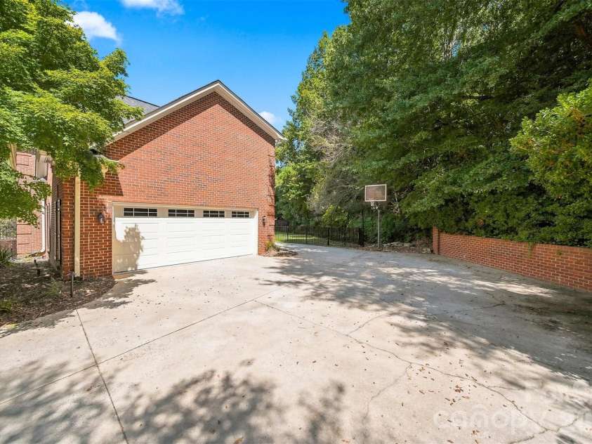 555 19th Avenue Lane, Hickory, NC 28601.  MLS# CAR4423464, YatesRealty ID 1971. 