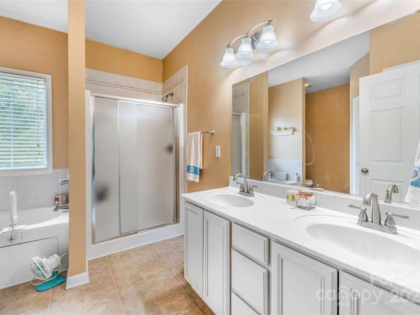 121 Ashe Bridge Road, Marion, NC 28752.  MLS# CAR4256500, YatesRealty ID 19710. Primary bathrooom with jet tub and walk in shower.