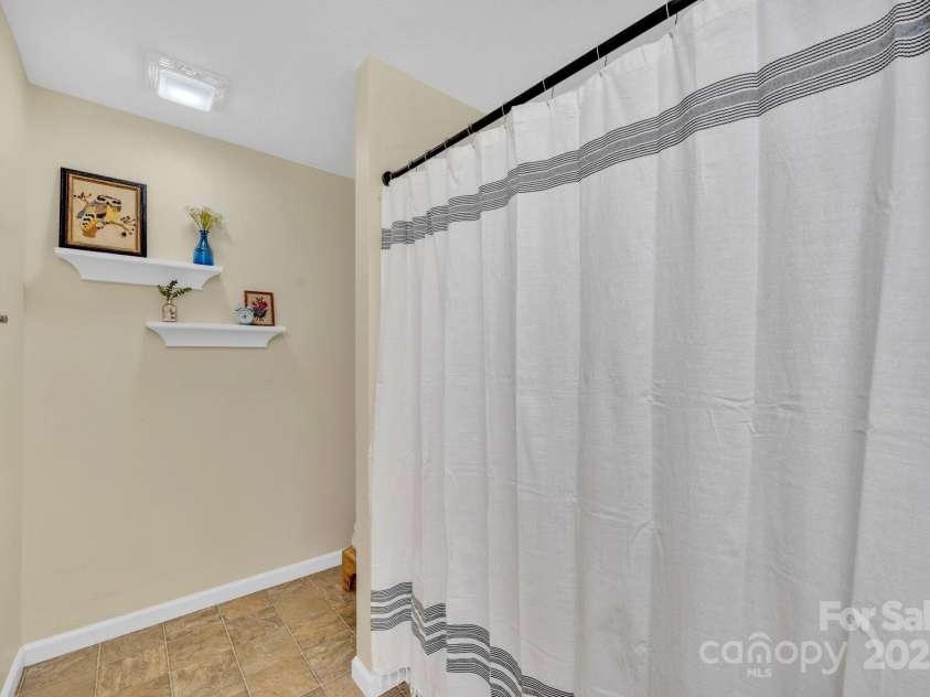 145 Fairway View Drive, Etowah, NC 28729.  MLS# CAR4267216, YatesRealty ID 19711. Bathtub