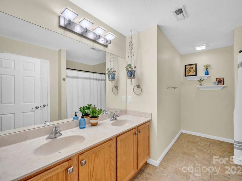 145 Fairway View Drive, Etowah, NC 28729.  MLS# CAR4267216, YatesRealty ID 19711. Primary bathroom (en-suite)