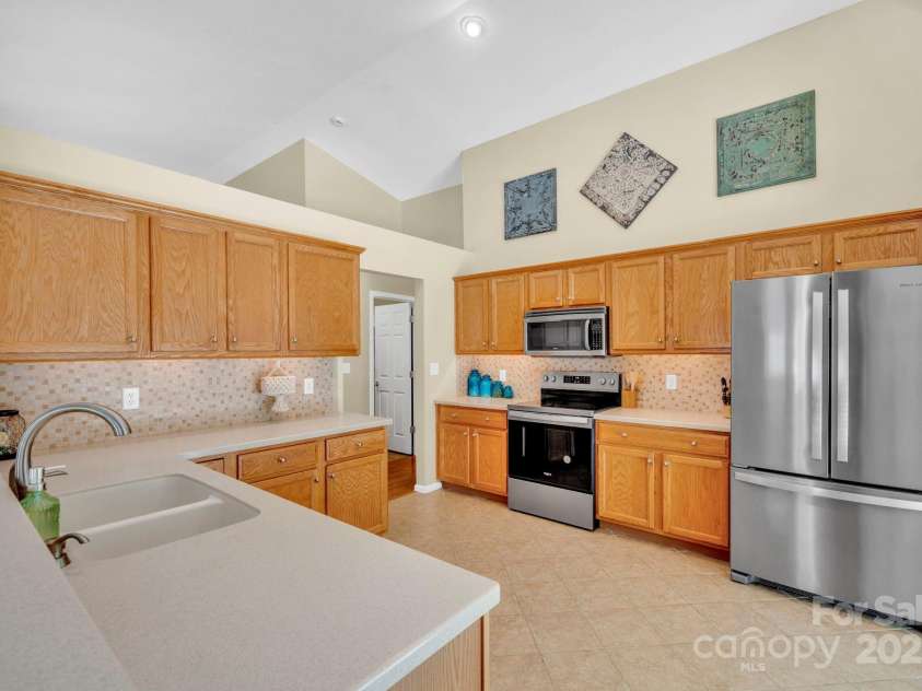 145 Fairway View Drive, Etowah, NC 28729.  MLS# CAR4267216, YatesRealty ID 19711. Tons of cabinets