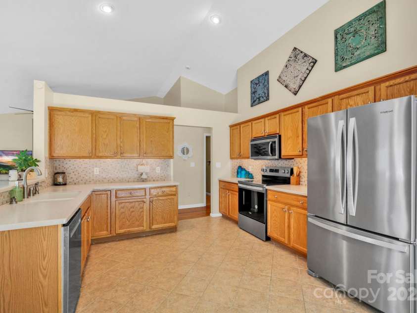 145 Fairway View Drive, Etowah, NC 28729.  MLS# CAR4267216, YatesRealty ID 19711. Tons of cabinets