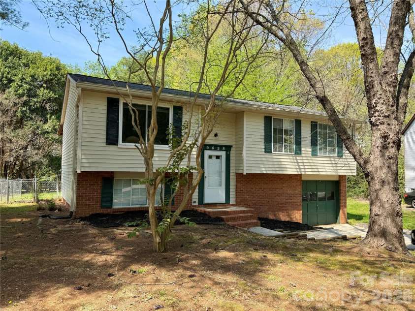 9525 Robert Burns Court, Charlotte, NC 28213.  MLS# CAR4358262, YatesRealty ID 19713. 