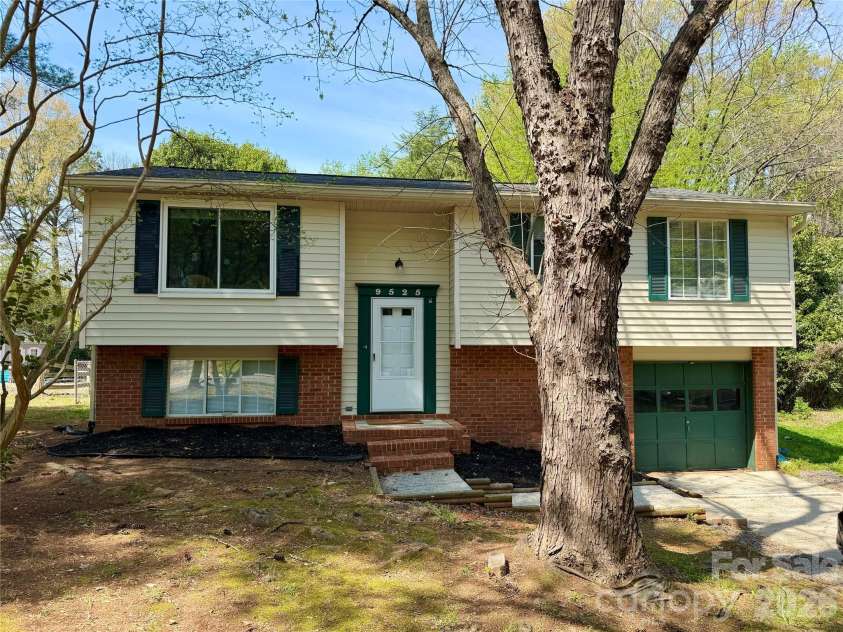 9525 Robert Burns Court, Charlotte, NC 28213.  MLS# CAR4358262, YatesRealty ID 19713. 